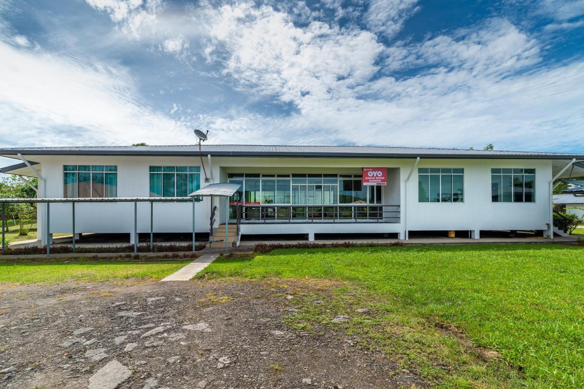 Oyo-90036鹰木花园住宿 Membakut 外观 照片